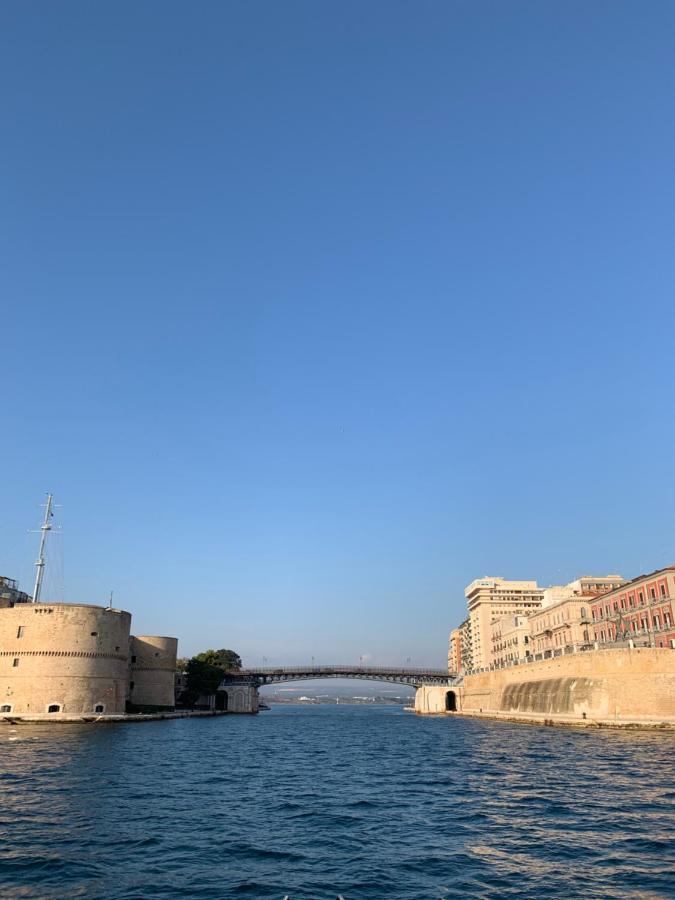 La serenata di Pietro Taranto Esterno foto